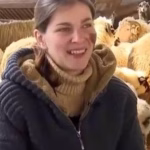 Maria Piloiu e învățătoare dimineața iar restul zilei ciobăniță la oi. Are două facultăți și iubește ceea ce face la stână