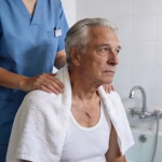 Îl spălam pe socrul meu, care nu se putea mișca deloc, când, în momentul în care i-am desfăcut cămașa