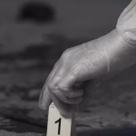 O femeie a născut pe marginea drumului, și-a ucis fetița, după care a plecat mai departe de parcă nimic nu s-a întâmplat. Românca lucreazăca